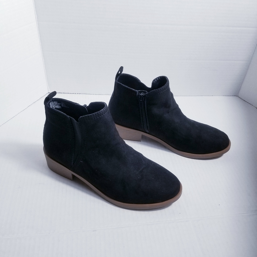 TIME AND TRU BLACK HEELED ANKLE BOOTS WITH BROWN SOLES SIZE 7